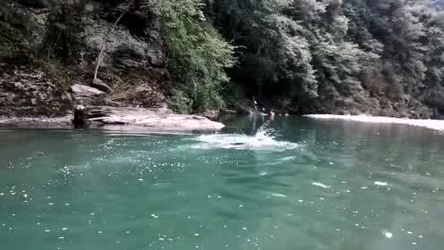 逃离残破的船只